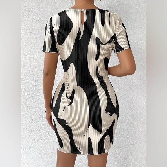 SHEIN | Black and White Abstract Pleated Dress - Picture 2 of 4